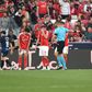 António Nobre, árbitro do Benfica-Arouca, acaba de confirmar, após recurso ao VAR, o penálti favorável aos arouquenses que viria a dar o empate a um golo, sendo que o jogo terminou com uma igualdade a dois