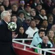 Carlo Ancelotti no Emirates a orientar o Real Madrid diante do Arsenal
