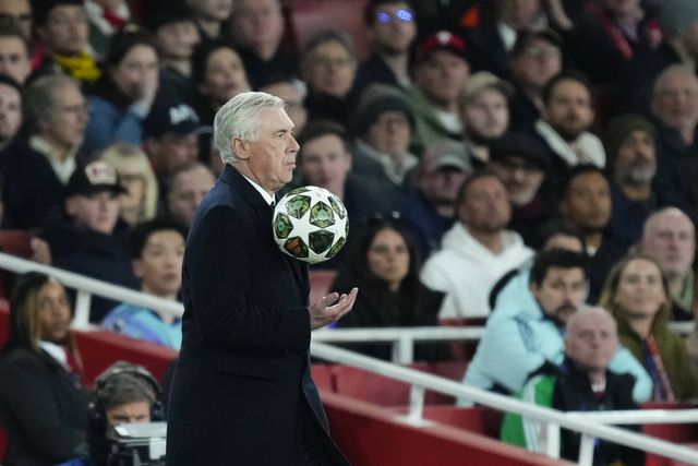 Carlo Ancelotti no Emirates a orientar o Real Madrid diante do Arsenal