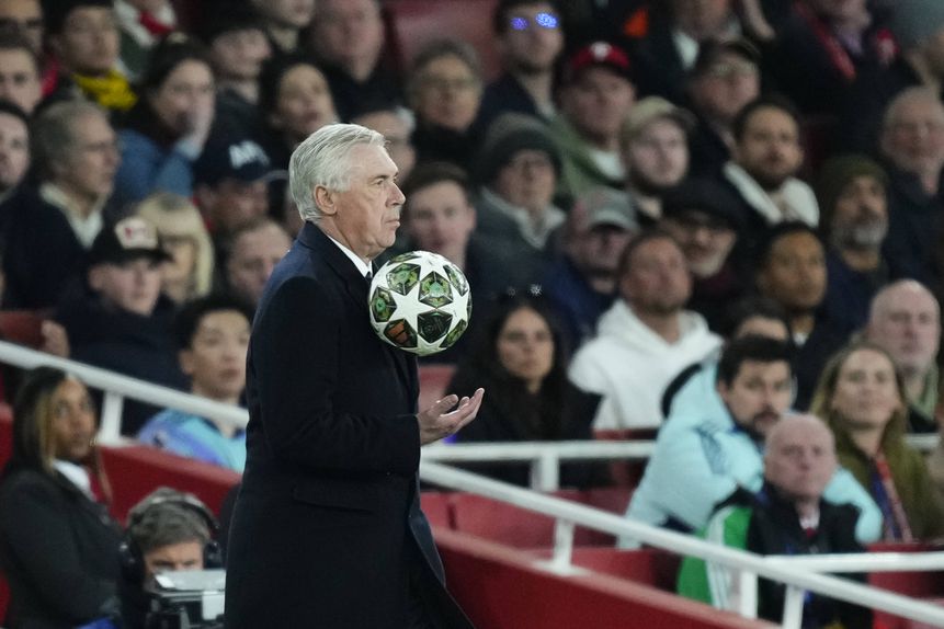 Carlo Ancelotti no Emirates a orientar o Real Madrid diante do Arsenal