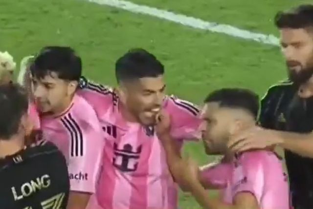 Vídeo: Luis Suárez volta às dentadas e nem colega de equipa escapa?