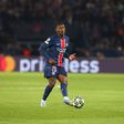 Nuno Mendes, defesa português do PSG, tenta o passe para um companheiro de equipa na receção ao Aston Villa, clube inglês que nesta terça-feira, 15 de abril, volta a defrontar, agora na segunda mão dos quartos de final da UEFA Champions League