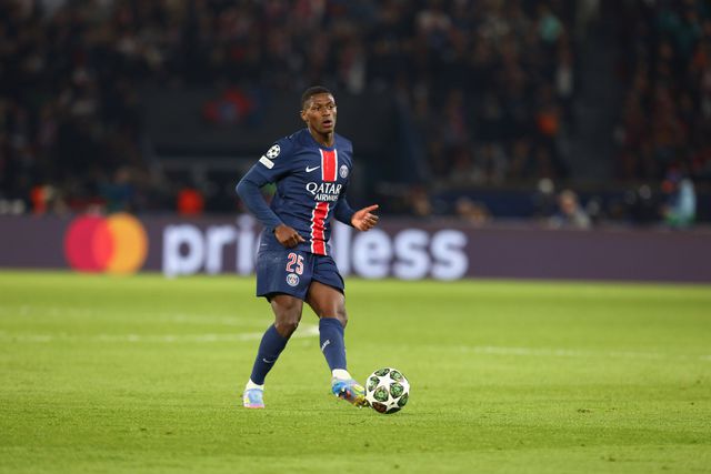 Nuno Mendes, defesa português do PSG, tenta o passe para um companheiro de equipa na receção ao Aston Villa, clube inglês que nesta terça-feira, 15 de abril, volta a defrontar, agora na segunda mão dos quartos de final da UEFA Champions League