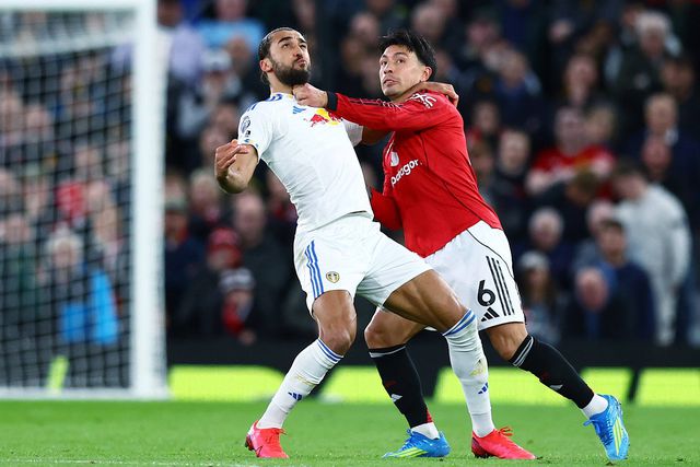 Dominic Calvert-Lewin em constante duelo com Lisandro Martínez