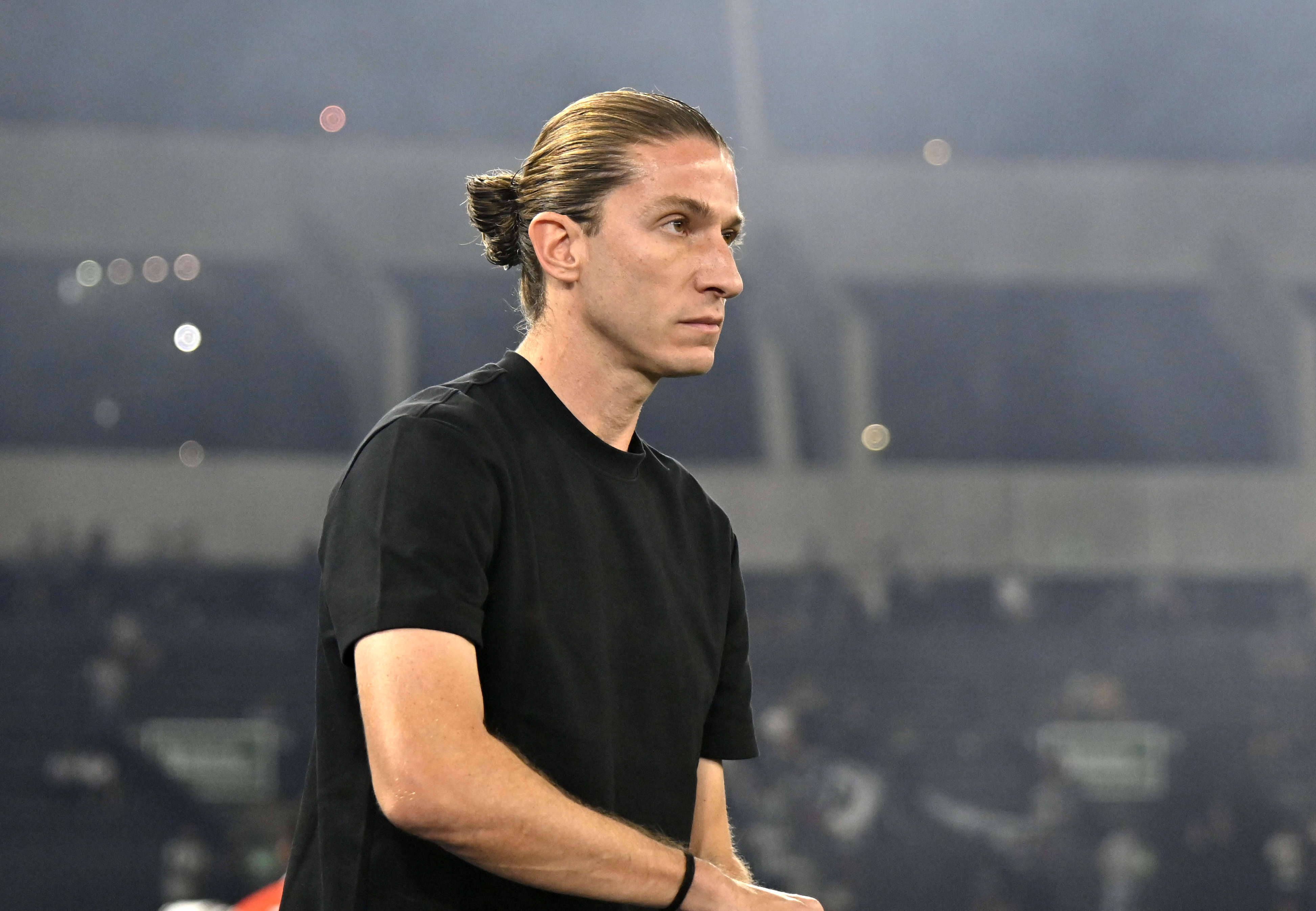 Filipe Luís - Depois de um ano bem-sucedido no Flamengo, com conquista de Brasileirão e Libertadores, renovou contrato. Foi despedido dois meses depois de ter assinado um novo contrato e rendido por Leonardo Jardim