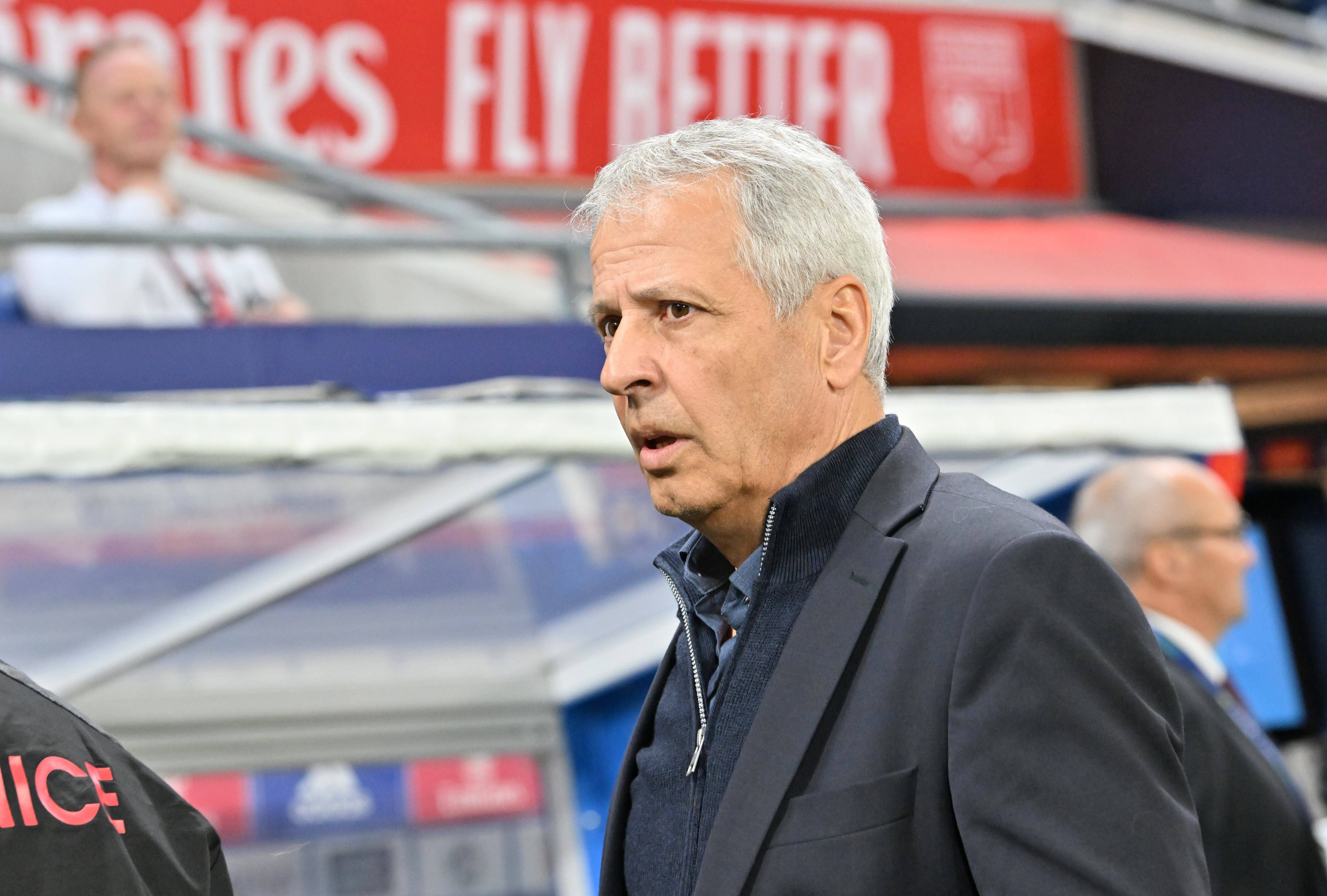 Lucien Favre - Está desempregado desde 2023. Teve passagens de sucesso por Borussia M'Gladbach e Nice. A segunda passagem por Nice não teve tanto sucesso. Comandou ainda o Borussia Dortmund