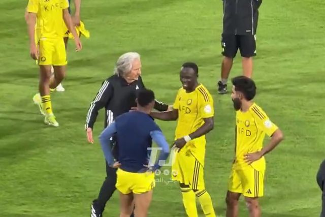 Jorge Jesus gosta tanto de Mané... que até lhe dá pontapés