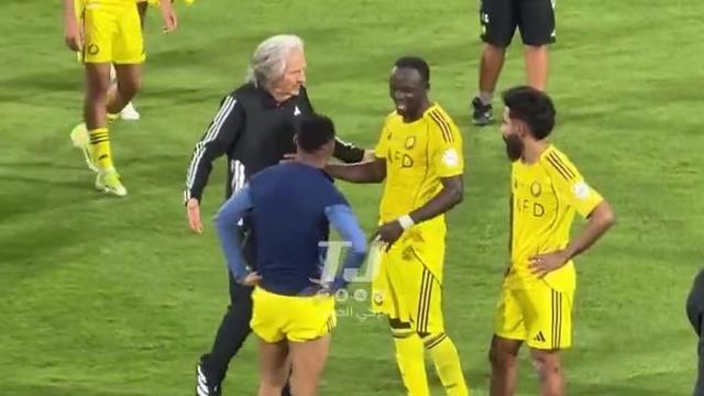 Jorge Jesus gosta tanto de Mané... que até lhe dá pontapés