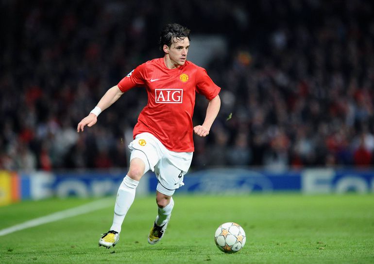 Owen Hargreaves — No início do século, Hargreaves era um reconhecido médio trabalhador e de grande importância no Bayern. As lesões sucessivas arruinaram-lhe a carreira no Man. United