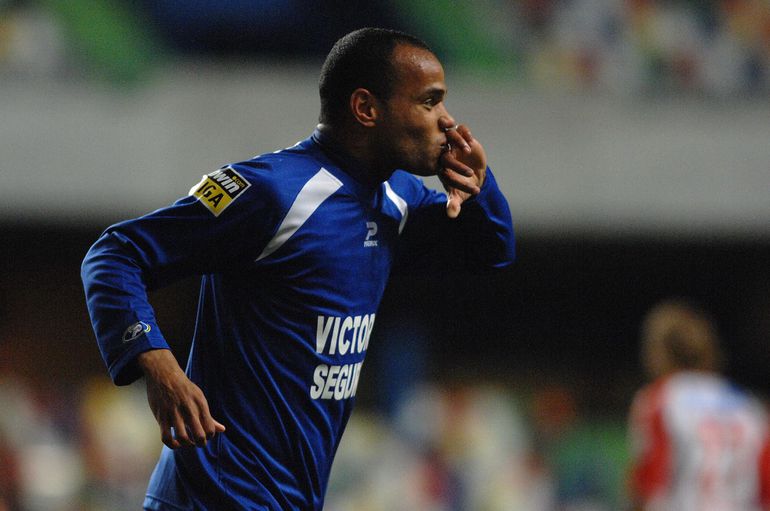 Weldon (Belenenses) - 13 golos em 2007/08: apenas atrás de Lisandro López (FC Porto) e igualado com Óscar Cardozo - Foto: A BOLA