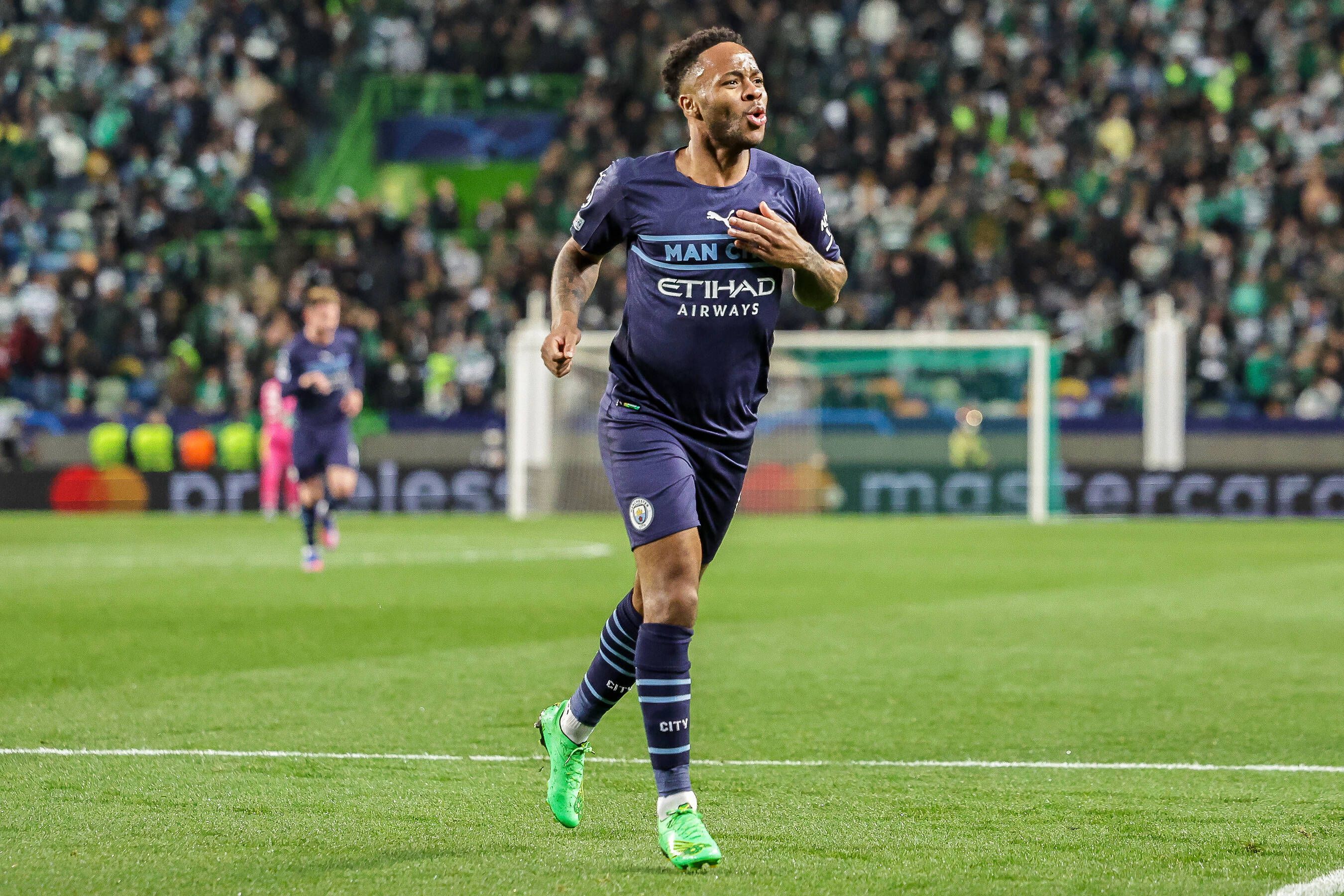 Sterling — Foi 'rei' na Premier League com as camisolas de Liverpool e Man. City, mas a mudança para o Chelsea acabou por lhe ser 'fatal'. Está no Feyenoord e é muito criticado.