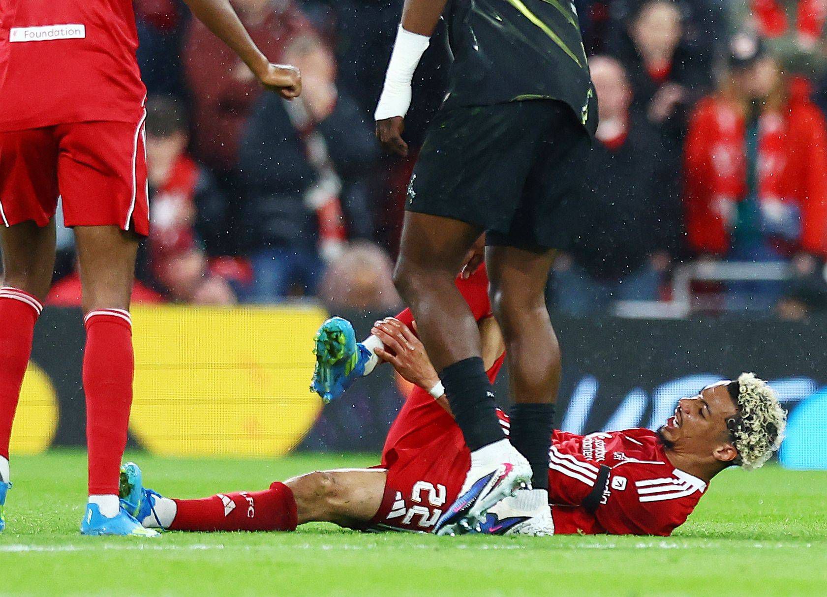 Hugo Ekitike, avançado francês do Liverpool, lesionou-se frente ao PSG, aparentemente, uma rotura do tendão de Aquiles da perna direita - Foto: IMAGO