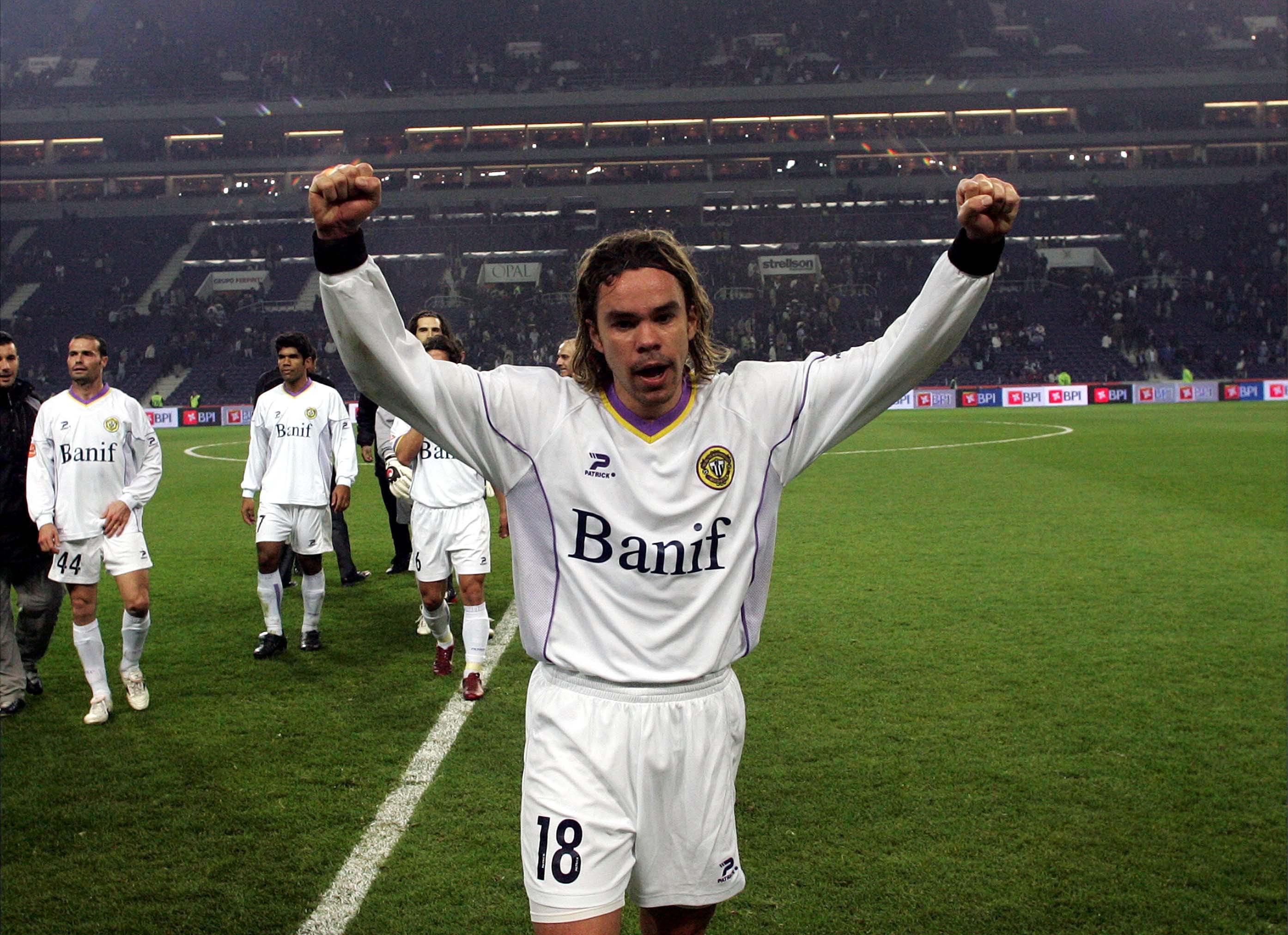 Adriano (Nacional) - 19 golos em 2003/04: ficou apenas atrás de Benni McCarthy - Foto: A BOLA