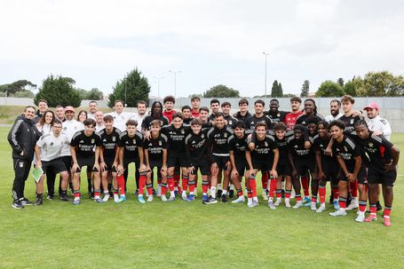 Sub-19 do Benfica em pose com alguns atletas do plantel principal (foto: SL Benfica)