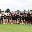 Sub-19 do Benfica em pose com alguns atletas do plantel principal (foto: SL Benfica)