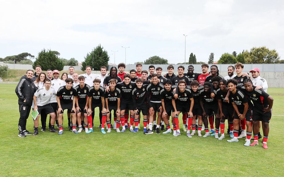 Sub-19 do Benfica em pose com alguns atletas do plantel principal (foto: SL Benfica)