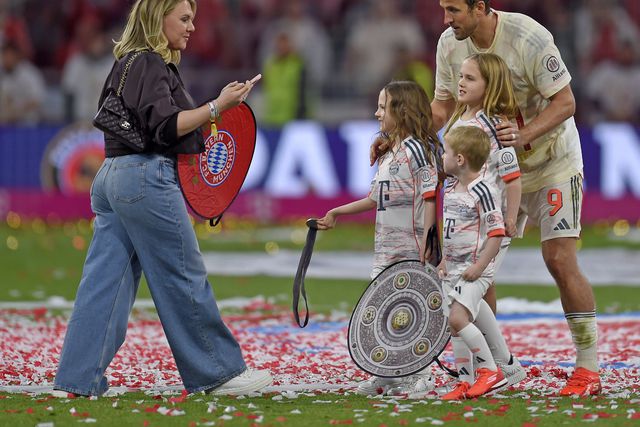 Harry Kane com a mulher e três dos quatro filhos do casal