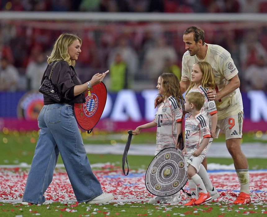 Harry Kane com a mulher e três dos quatro filhos do casal