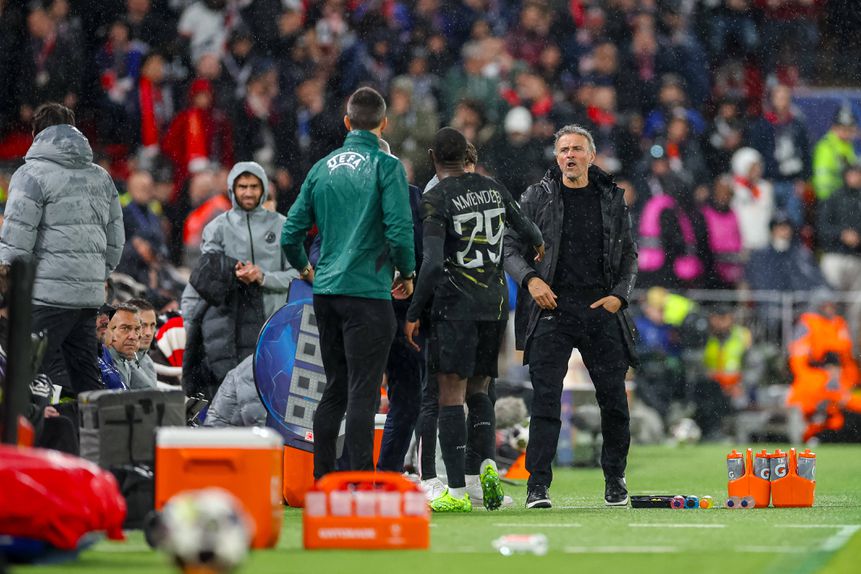 Nuno Mendes saiu lesionado do jogo entre o PSG e o Liverpool