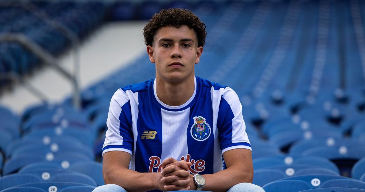 FC Porto assina contrato profissional com goleador da formação