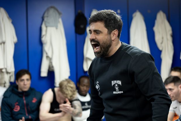 Vítor Matos, treinador do Swansea — Foto: Swansea