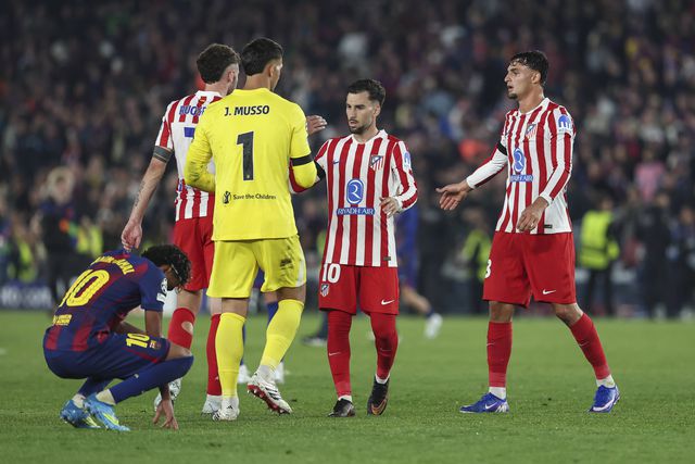 Jogadores do Atlético Madrid a festejar a vitória em Barcelona