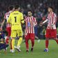 Jogadores do Atlético Madrid a festejar a vitória em Barcelona