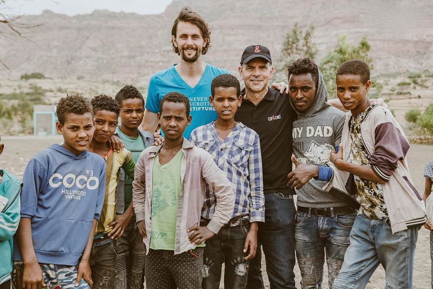 Subotic junto de elementos de uma aldeia na Etiópia que teve acesso a água potável graças à fundação do antigo futebolista