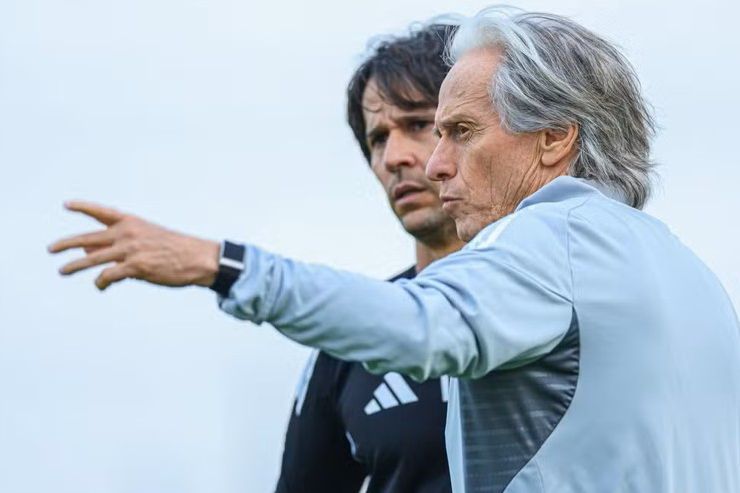 Marcelo Salazar atento às indicações de Jorge Jesus - Foto: D. R.