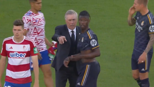 Sempre um cavalheiro: Ancelotti obriga equipa a cumprimentar adversários (vídeo)