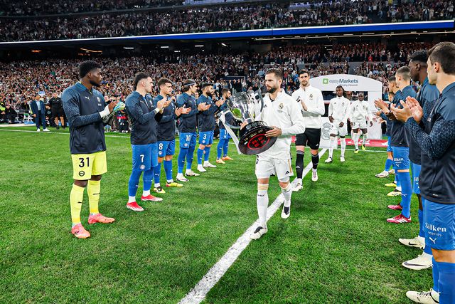 Real Madrid aplica goleada no dia em que levantou o troféu da La Liga