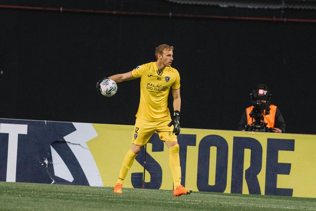 Treinou com Messi e Di María no Mundial e agora estreou-se na Liga 2