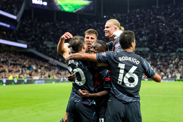 Manchester City passa em Londres e tem uma mão no título