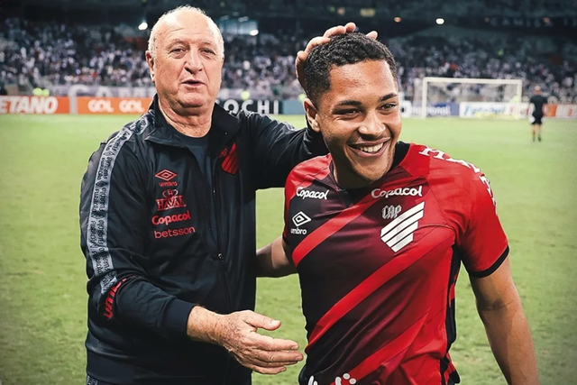 Scolari avalia Vítor Roque: «É uma fera na área»