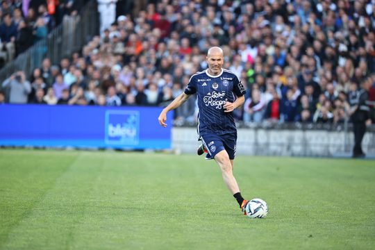 Zidane, o que ainda jogas com 50 anos...