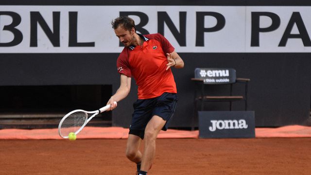 Medvedev 'sobrevive' ao susto e avança para os 'oitavos'