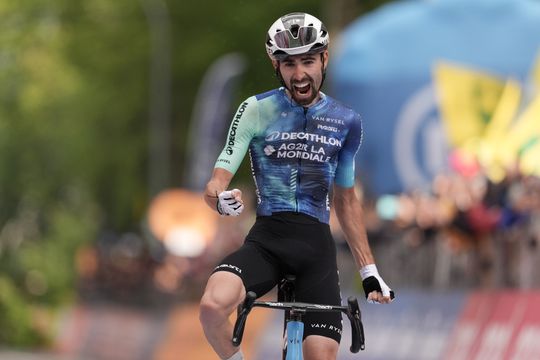 Giro: Valentin Paret-Peintre levou os seus 52 kg ao triunfo no alto de Bocca della Selva