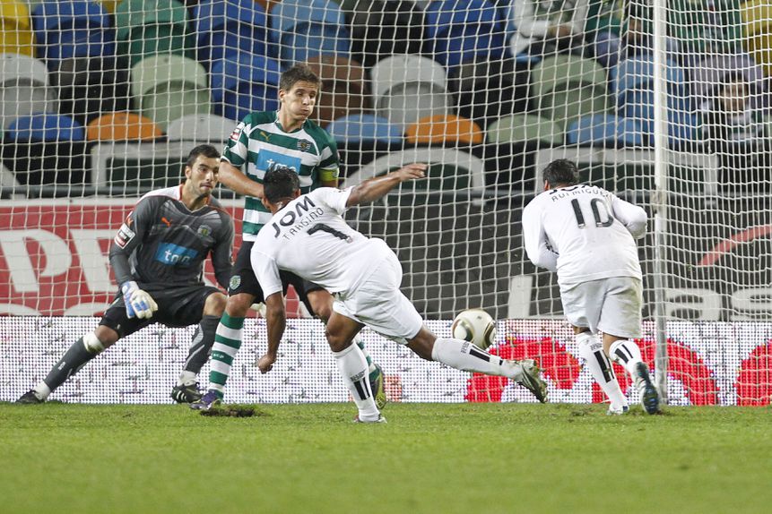 Tiago Targino remata para o golo do V. Guimarães em Alvalade