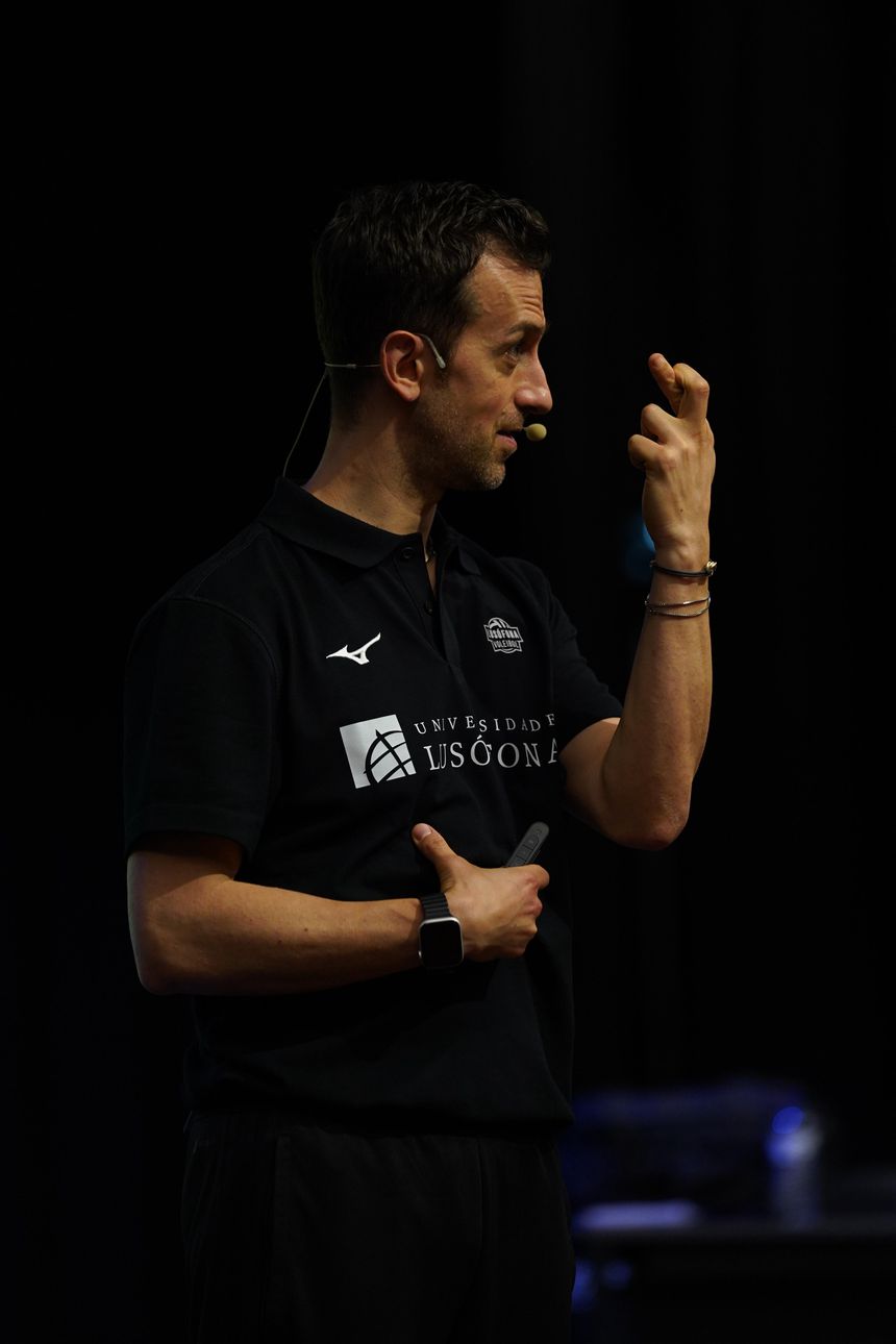 Daniele Santarelli conta com um currículo impressionante na curta carreira de treinador de voleibol (Foto: Lusófona)