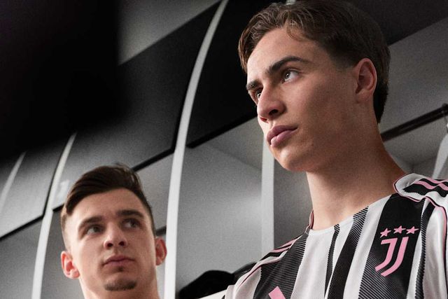 Francisco Conceição à esquerda, com o novo equipamento da Juventus (Foto: Juventus)