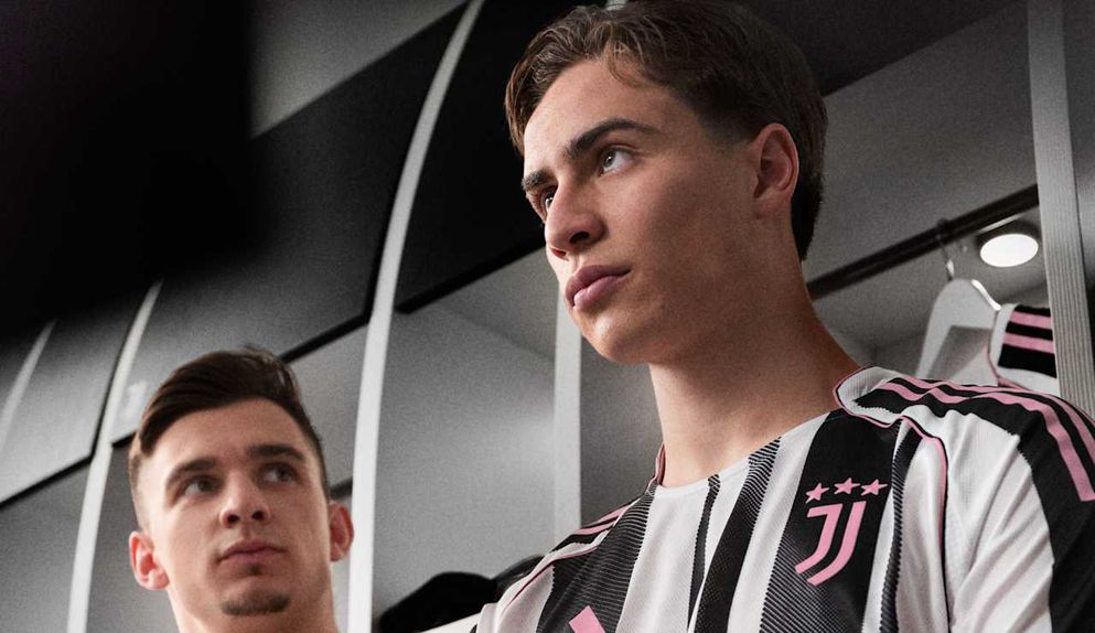 Francisco Conceição à esquerda, com o novo equipamento da Juventus (Foto: Juventus)