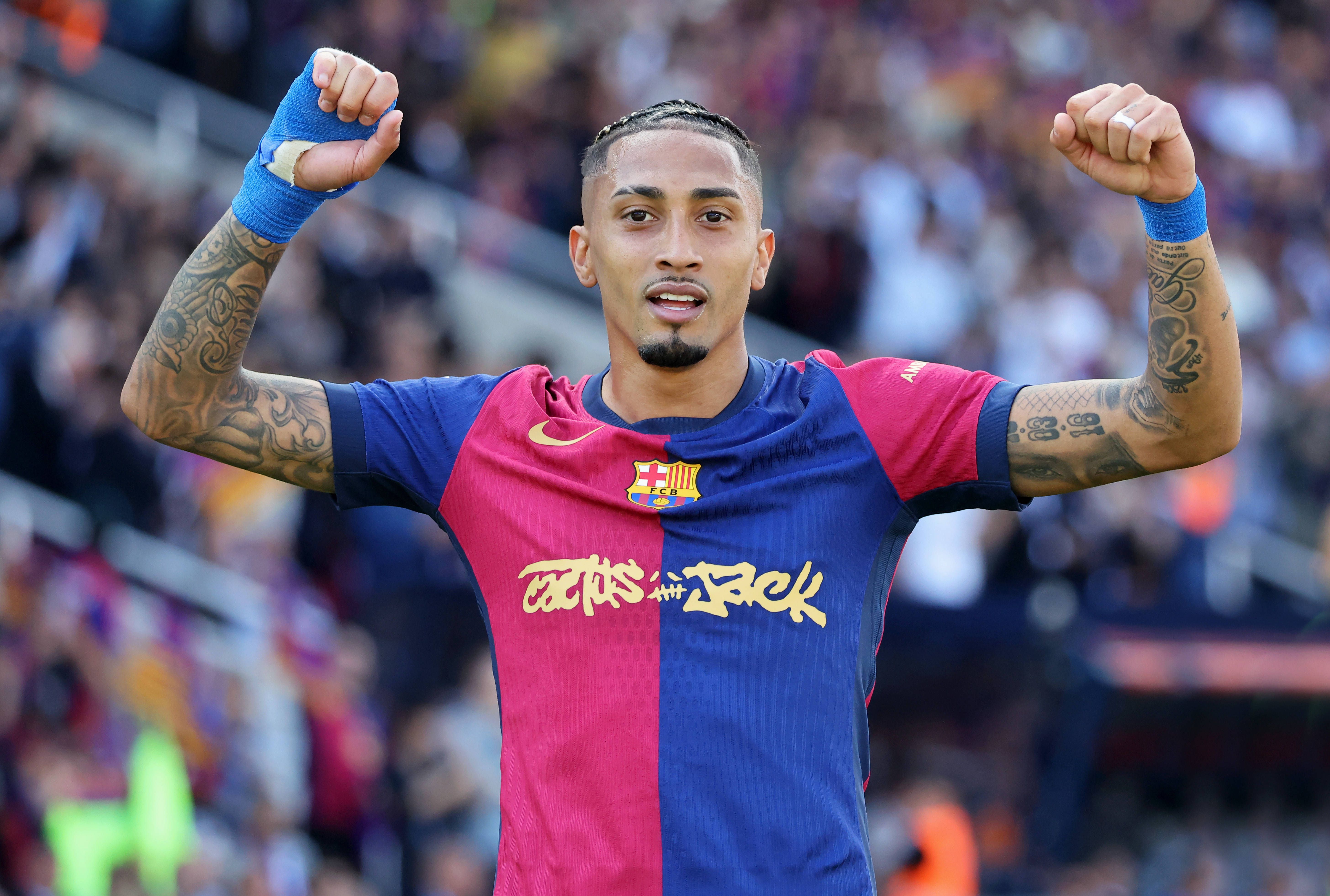 Raphinha festeja, cruzando os braços, um dos golos que apontou no domingo, 11 de maio, ao Real Madrid na vitória 'blaugrana' por 4-3 em jogo de La Liga