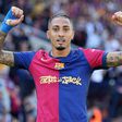 Raphinha festeja, cruzando os braços, um dos golos que apontou no domingo, 11 de maio, ao Real Madrid na vitória 'blaugrana' por 4-3 em jogo de La Liga