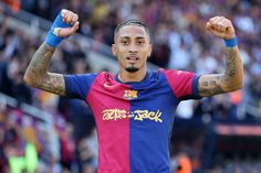 Raphinha festeja, cruzando os braços, um dos golos que apontou no domingo, 11 de maio, ao Real Madrid na vitória 'blaugrana' por 4-3 em jogo de La Liga