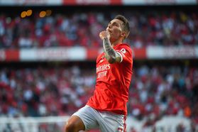 Grimaldo volta a 'vestir' camisola do Benfica para desejar «sorte para a final» de Braga