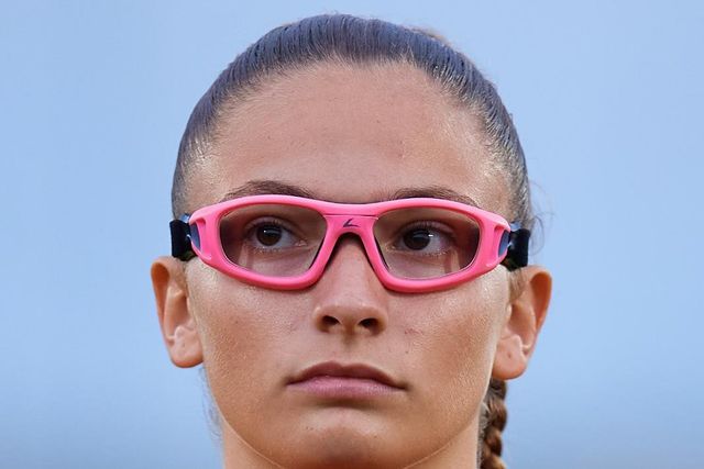 Como uns simples óculos cor de rosa aproximam sub-17 espanhola da mãe