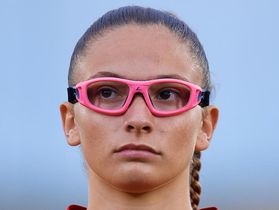 Como uns simples óculos cor de rosa aproximam sub-17 espanhola da mãe
