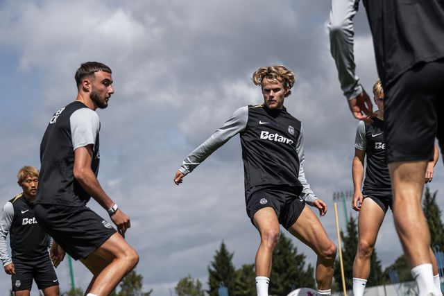 Zeno Debast e Hjulmand, que está castigado, no treino desta quarta-feira, na Academia de Alcochete