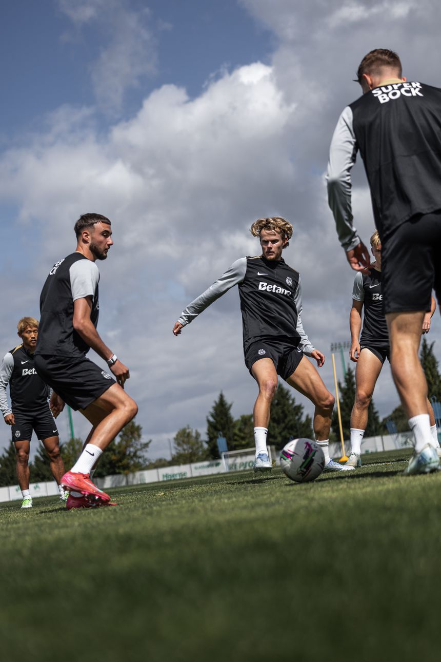 Zeno Debast e Hjulmand, que está castigado, no treino desta quarta-feira, na Academia de Alcochete