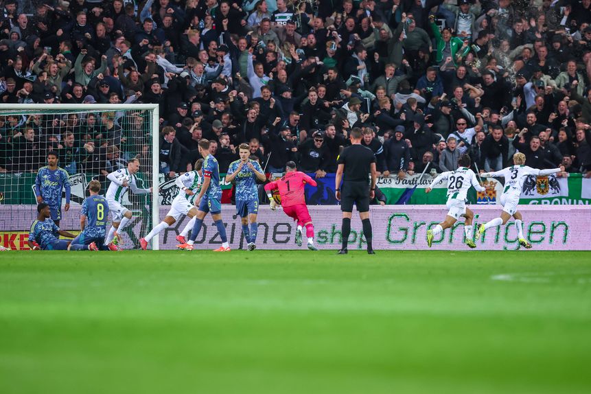 Groningen festeja o empate, jogadores do Ajax nem queriam acreditar